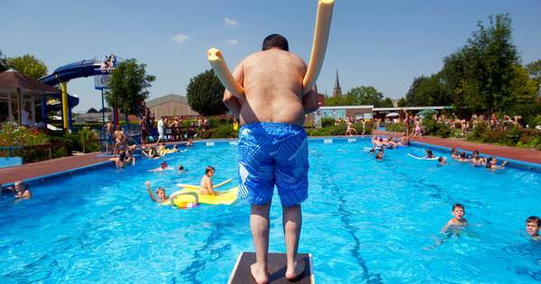 Bestuur zwembad waarschuwt: niet parkeren op groenstrook