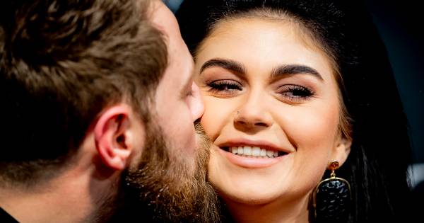 Roxeanne Hazes 'na maanden oefenen' zwanger van eerste kindje | Show | AD.nl