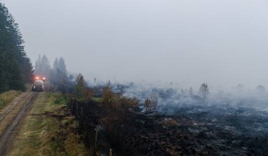 Regen trekt over Hoge Venen, blustoestellen kunnen voorlopig niet opstijgen • Twee brandweermannen in ziekenhuis na rookintoxicatie