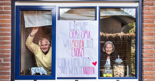 Roos (19) plakt poster op raam van opa en oma in Wamel: 'We willen jullie weer knuffelen!' - De Geld