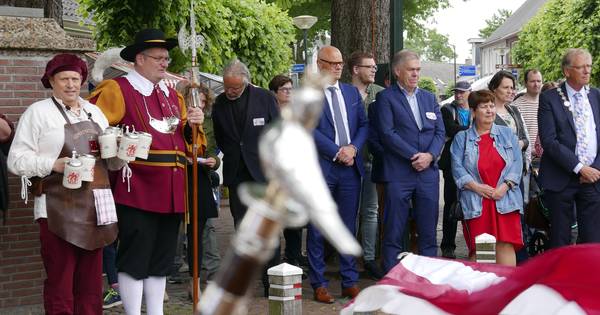 Stemming op Bierpompfeest Esch: verlichting op Smaldijkje als afscheidscadeau van Haaren - BD.nl