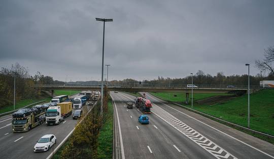 Het nieuwe Vlaamse regeerakkoord doorgelicht: digitaal wegenvignet, soepele renovatieplicht en klimaatpauze