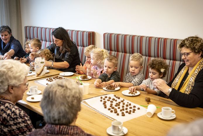 Verwonderlijk Peuters en ouderen in Geesteren vinden elkaar tijdens het OH-17