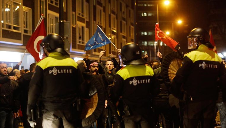 Arrestaties en gewonden na rellen Rotterdam | Het Parool