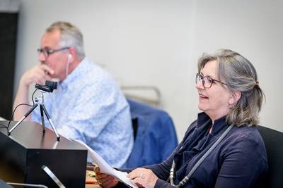 Burgemeester Ellen Nauta videobelt met twaalf gedecoreerde supervrijwilligers in Hof van Twente