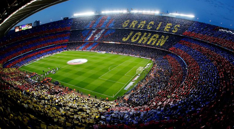 Standbeeld En Stadion Cruijff In Barcelona Het Parool