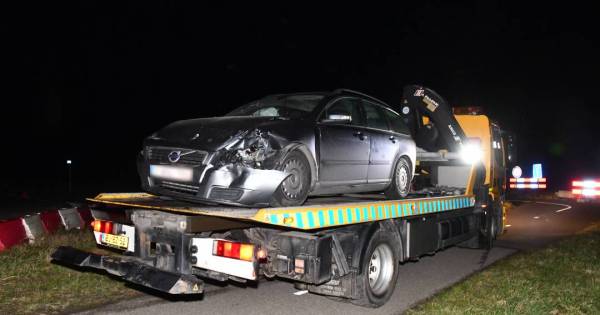 Auto en taxibusje zwaar beschadigd bij frontale botsing in Breskens.
