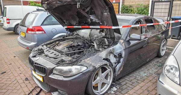 Opnieuw gaat een auto in vlammen op in Arnhem; brandstichting volgens eigenaar .