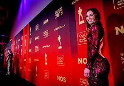 Suzanne Schulting pakt op Sportgala uit met sexy rugdecolleté