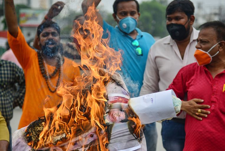 Tijdens een anti-Chinaprotest verbranden leden van de nationalistische regeringspartij BJP posters van de Chinese president Xi Jinping, vandaag in Allahabad. 