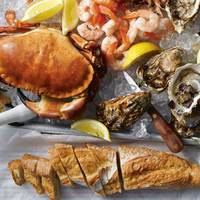 Laat je door de visverkoper de beste vis aanraden, zoals: fruits de mer