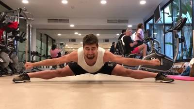 Sagan toont lenigheid met spagaat in sportschool