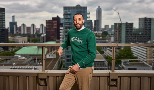 ‘Je bent 100 euro verschuldigd, maar als je niet op tijd betaalt, komt er 30 euro bij. Ronduit absurd’: over jongeren met schulden