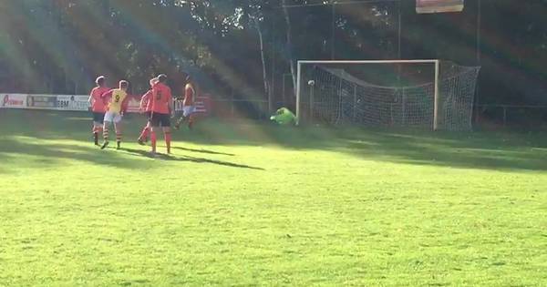 Riel-speler Swinkels laat klasse zien met prachtige panenka - BD.nl