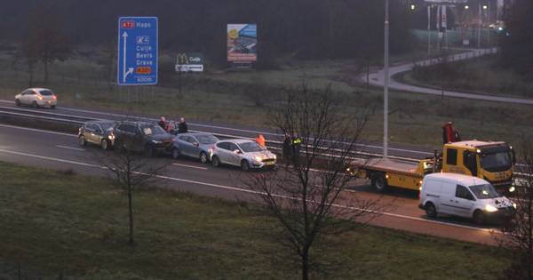Weg weer vrij na ongeluk met zes auto's op A73, file neemt af - De Gelderlander