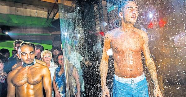 Dave Roelvink Doucht Nieuwe Rotterdamse Gayclub Open Show Ad Nl