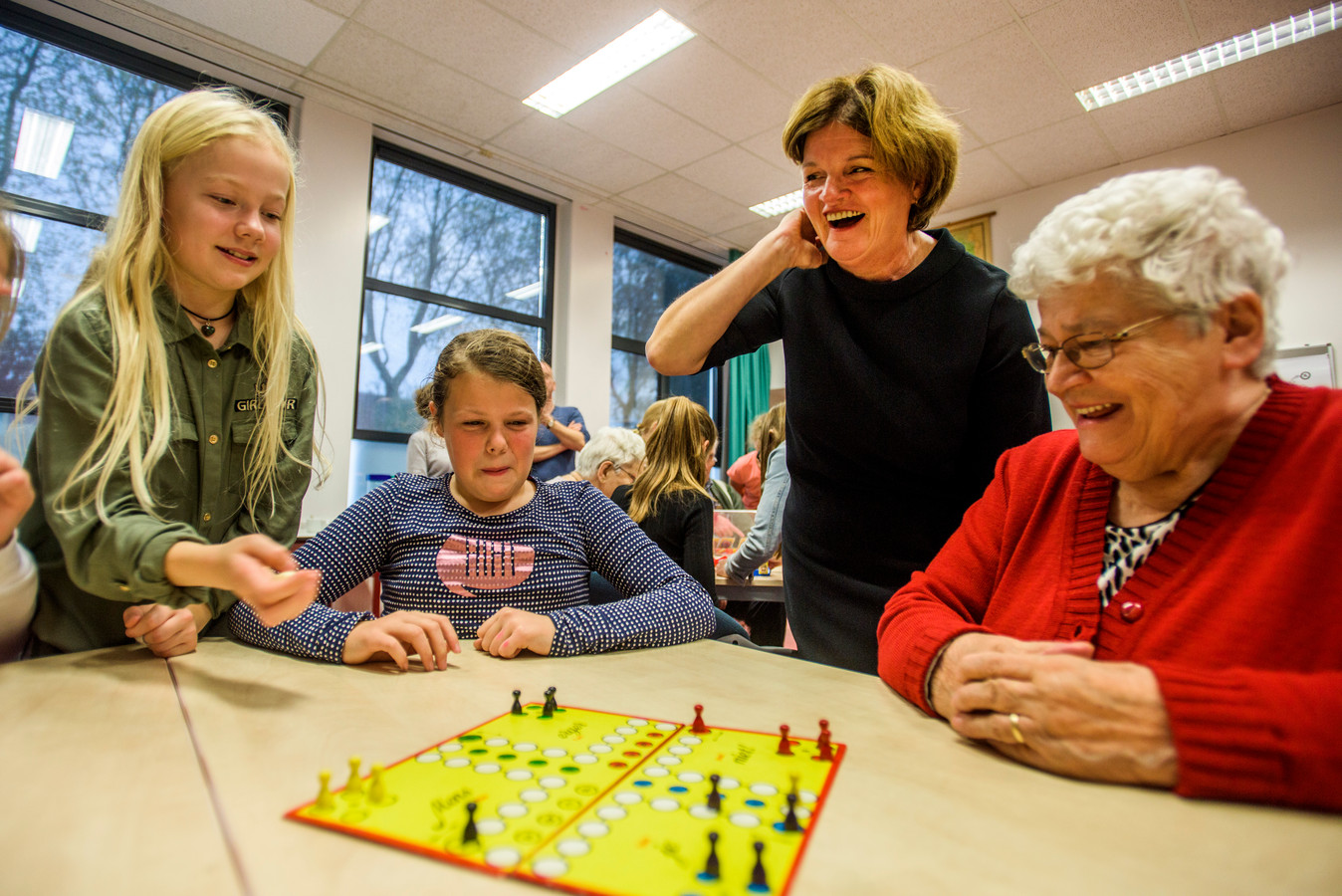 Wonderbaarlijk Kwetsbare ouderen in Udenhout naar 'school' met José | Foto | bd.nl DM-57