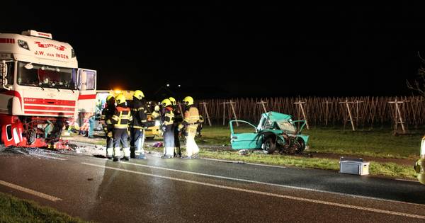 Dode en zwaargewonde bij botsing auto en vrachtwagen op N320 in Ingen - BD.nl