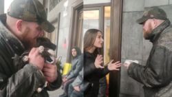 Ontroostbaar nadat hond gestolen wordt: jonge weldoeners doen dakloze Steve puppy cadeau