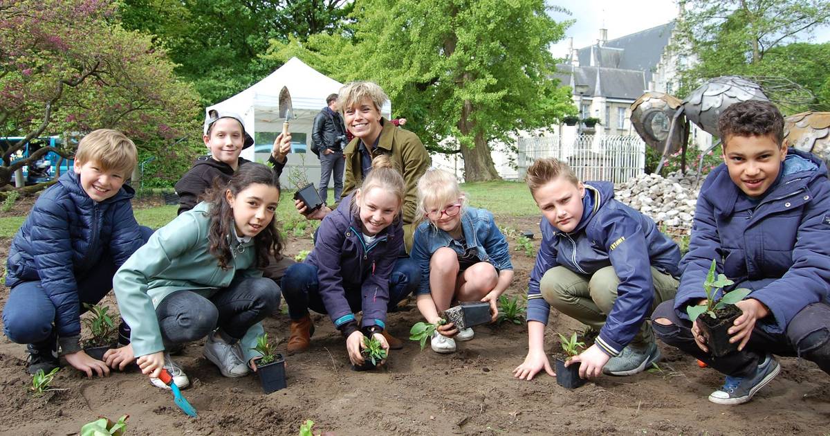 Presentatrice Britt Van Marsenille steekt samen met ...