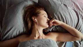 Beter slapen dankzij white noise? Slaapexpert Annelies: “Pas na 6 tot 8 weken wen je eraan”