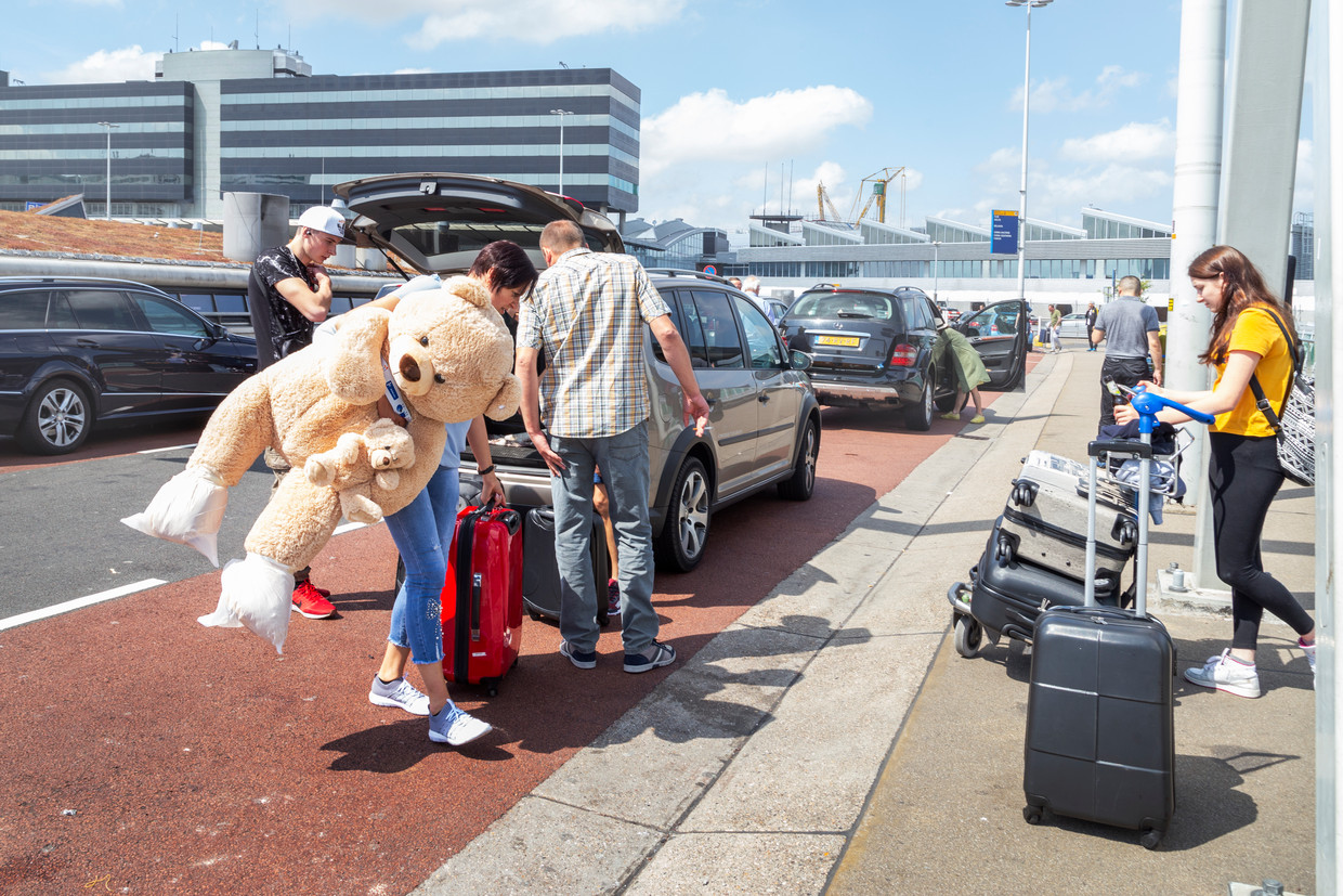 Kiss & ride? Op Schiphol gaat dat (mogelijk) geld kosten De Volkskrant