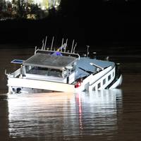 Vrachtschip zinkt in haven van Antwerpen: twee mensen uit het water gehaald