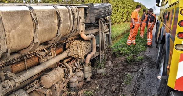 Vrachtwagen vol met mest slipt in sloot in Standdaarbuiten