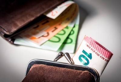 Vrouw en vriend die vader ‘kaalplukten’ krijgen werkstraf