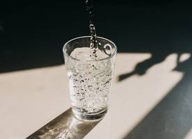 Dit gebeurt er met je lichaam als je (structureel) te weinig drinkt