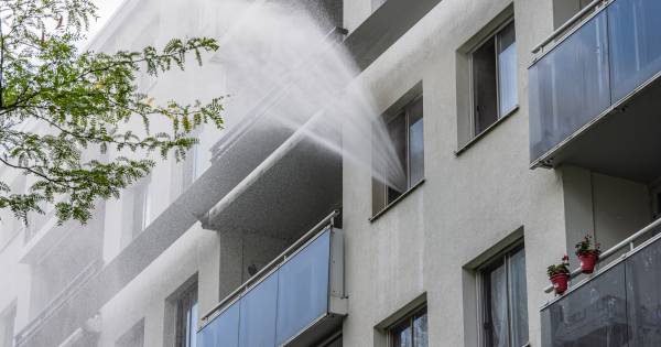 Twee bewoners ademen rook in bij keukenbrand in Tilburg.