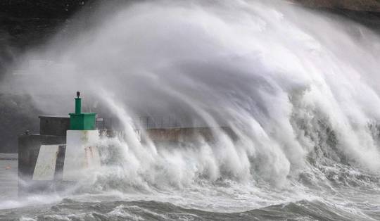 Storm Goretti trekt over het land • Windstoot van 213 km/u gemeten in Frankrijk, 380.000 gezinnen zonder stroom in VK