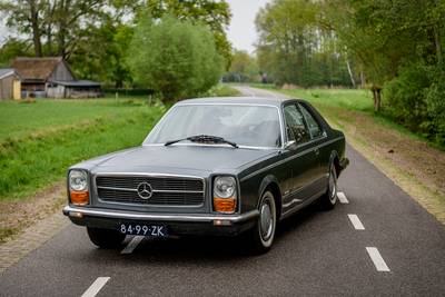 Van deze Mercedes Pininfarina is er maar een op de hele wereld. En hij staat in Goor