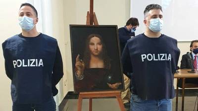 Italiaanse politie vindt gestolen waardevol schilderij in kastje in Napolitaans appartement