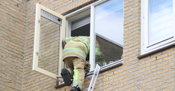 Zoontje sluit moeder op op balkon in Woerden, brandweer bevrijdt haar.