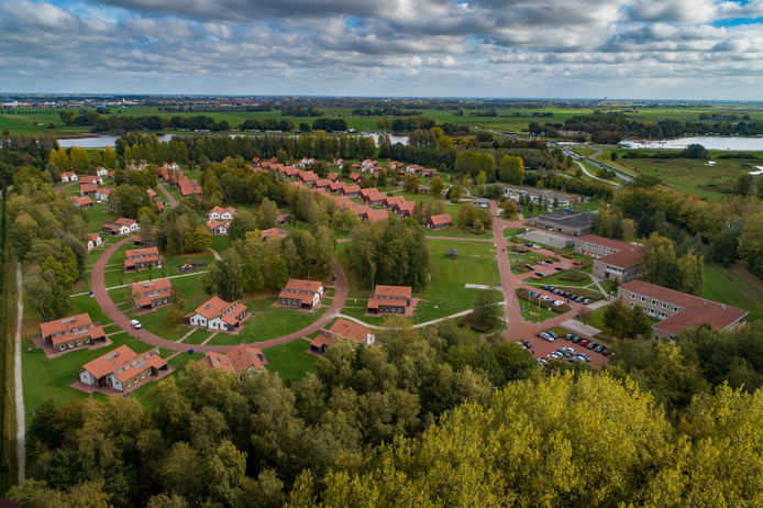 Het asielzoekerscentrum tussen Dronten en Kampen, vanuit de lucht.