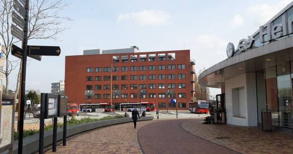 Gewonde bij steekpartij op plein voor station Helmond, verdachte opgepakt in stationshal.