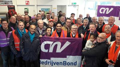 Buschauffeurs schouder aan schouder tijdens ov-staking