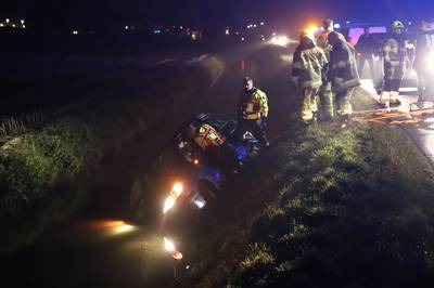 Auto - met hond en kat aan boord - uit de bocht en in sloot in Deest