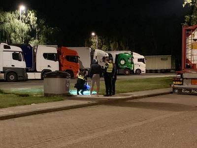 Duo pleegt overval op parkeerplaats langs A1 bij Deurningen