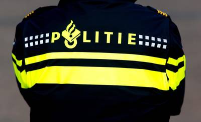 Man berooft passant van tablet en zilveren ketting in Ede