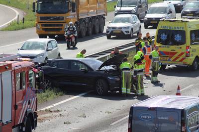 Jaguar vliegt in de vangrail na botsing met bestelbus op A15 bij Meteren