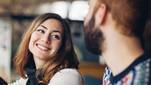 Deze 3 flirterige gezichtsuitdrukkingen maken je date duidelijk dat je interesse hebt