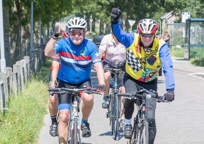 Amerikaanse ambassadeur Pete Hoekstra doet op de fiets Zeeland aan