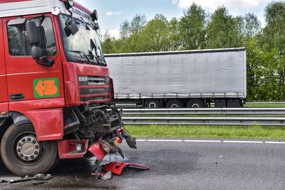 File op A16 bij Breda door ongeval met twee vrachtwagens