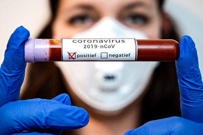 Een bloedbuisje met positief op het coronavirus getest bloed.