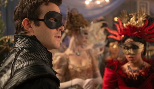 In ‘Bridgerton’ is het eindelijk de beurt aan Benedict: ‘Ik haat het om over mezelf te praten’