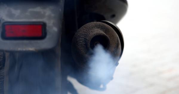 Politie is overlast bij Dishoek beu: 37 boetes in twee uurtjes tijd .