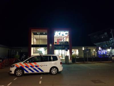 Overvaller bedreigt personeel KFC Veenendaal en maakt geld buit