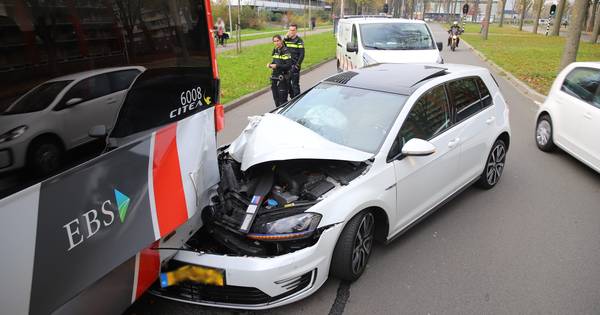 Flinke aanrijding op Delftse Voorhofdreef: Auto klapt hard tegen stilstaande stadsbus.